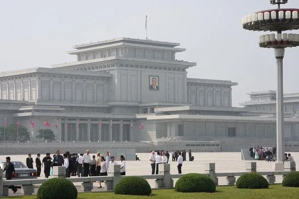 Rus gazeteci Kim Jong’un sarayına girdi... ’Kız kardeşi evin hanımı gibi’