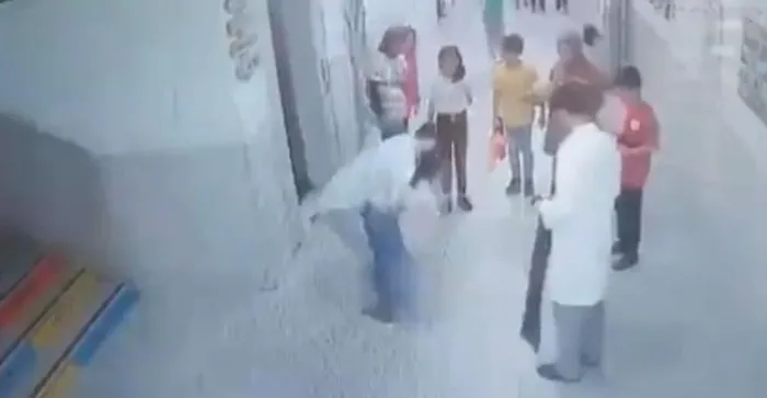 batmanda-korku-dolu-anlar-ogrencinin-nefes-borusuna-simit-kacti-heimlich-manevrasi-ile-hayat-1714661179964.jpeg Batman'da korku dolu anlar! Öğrencisinin hayatını "Heimlich" manevrası ile kurtardı - 2