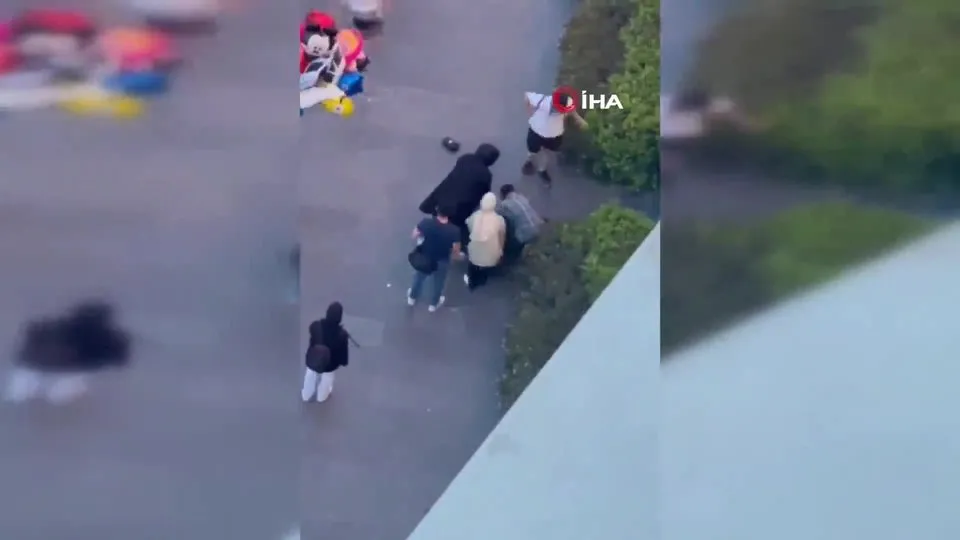 Kadınların kavgası kameralara yansıdı! Tekme ve yumruklar havada uçuştu