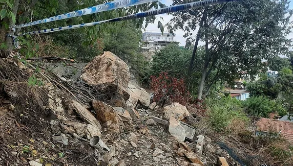 1696250082368.jpeg Beşiktaş'ta yerinden kopan kaya parçaları korku yarattı! Evlerin üzerine düştü - 2