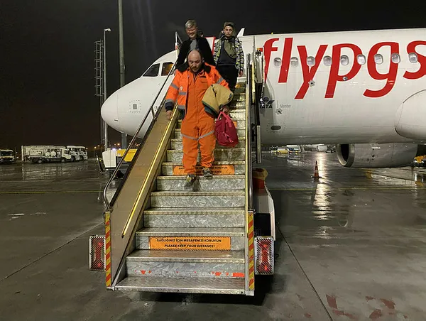 Hatay'dan kalkan depremzedeleri taşıyan uçak İstanbul'a indi - 3