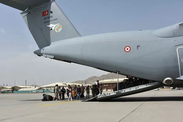 200u-askin-turk-vatandasi-ucan-kale-ile-kabilden-ayrildi-1629299164636.jpg 200'ü aşkın Türk vatandaşı ''uçan kale'' ile Kabil'den ayrıldı - 1