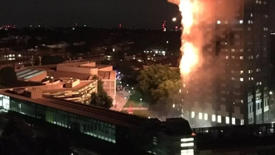 Londra'da 24 katlı binada yangın