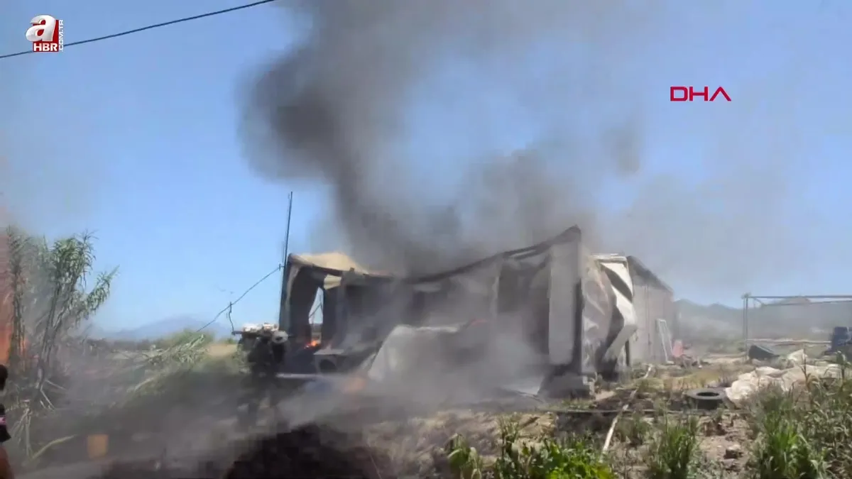 Evindeki yangını gözyaşlarıyla izledi