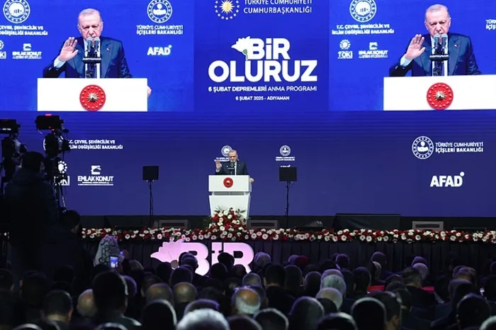 baskan-erdogan-6-subat-depremleri-anma-programina-katildi-devlet-millet-tek-yurek-yil-sonuna-453-bin-konut-tes-1738856429842.jpg Başkan Erdoğan, ʺBir Oluruz 6 Şubat Depremleri Anma Programıʺna katıldı | Fotoğraf-AA