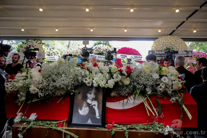 Türk tiyatrosunun usta ismi Yıldız Kenter son yolculuğuna uğurlandı 17