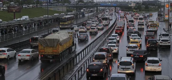İstanbul’da sabah çilesi trafik! Vatandaşlar uzun süre beklemek zorunda kaldı