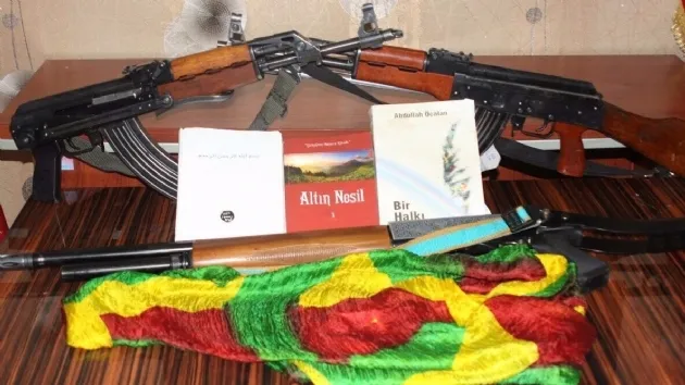 FETÖ şüphelisinin evinde, PKK ve DEAŞ materyalleri bulundu - 1