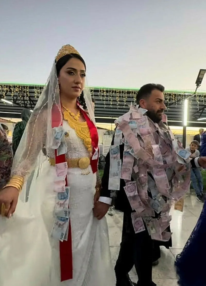 Van’da aşiret düğünü! Geline 4 kilo altın takıldı