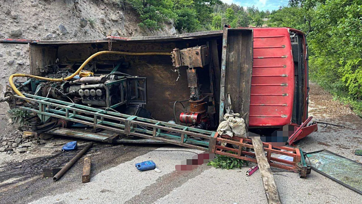 Artvin'de kamyon devrildi: 1 ölü 2 yaralı