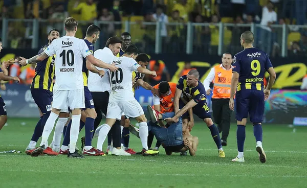 sahaya-giren-ankaragucu-taraftari-besiktasli-futbolcuya-tekme-atti-1662330052067.jpg Sahaya giren Ankaragücü taraftarı Beşiktaşlı futbolcuya tekme attı - 8