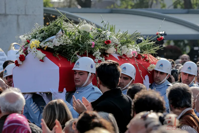 Türk tiyatrosunun usta ismi Yıldız Kenter son yolculuğuna uğurlandı 16