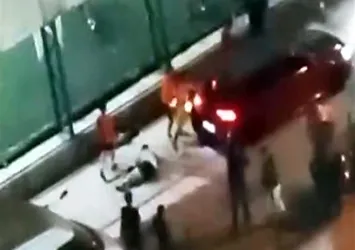 Halı sahada dehşet dolu anlar! Önce bıçakladılar sonra ezmeye çalıştılar