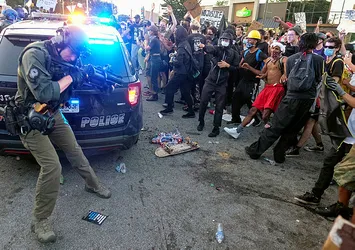 ABD'nin Atlanta kentinde sokaklar karıştı! Protestocular restoranı ateşe verdi