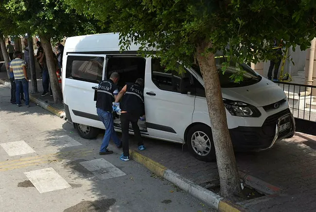 Adana Adliyesi'nde 1 kişi silahını ateşledi: 3'ü çocuk çok sayıda yaralı - 1