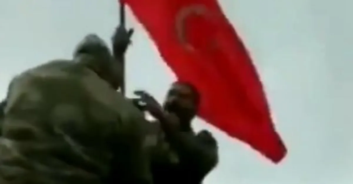 Azerbaycan ordusu Türk bayrağını Dağlık Karabağ’a dikti | Askerlerden onur veren mesaj