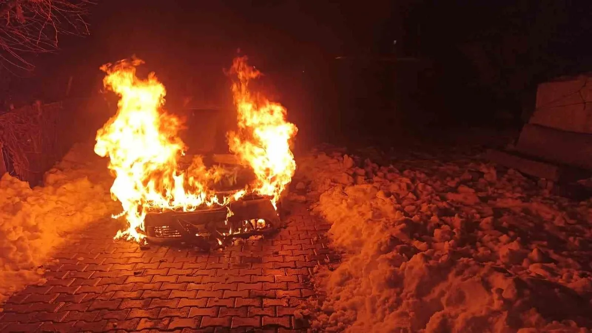 Diyarbakır'da seyir halindeki araç alev topuna döndü