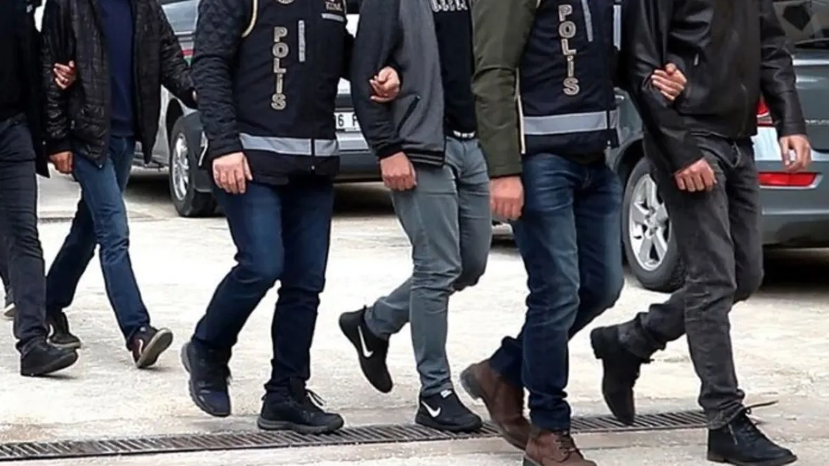 Terör finansörlerine geçit yok! İzmir'de terörist yakınlara para aktaran 2 şüpheli yakalandı