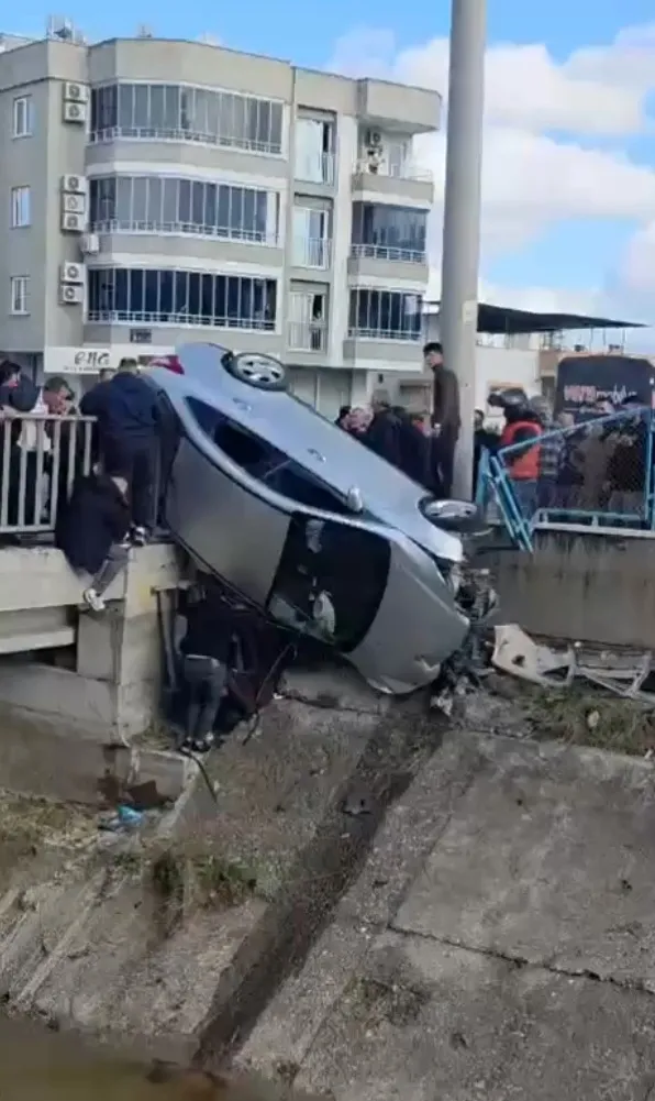 koprude-korku-dolu-anlar-arac-korkuluklarda-asili-kaldi-6-yarali-1771082734647.jpg Köprüde korku dolu anlar: Araç korkuluklarda asılı kaldı: 6 yaralı - 1