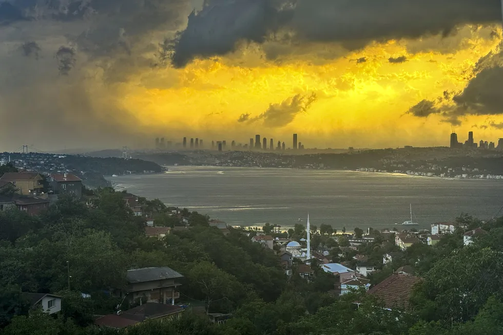 "Kırmızı" yağış kütlesi Türkiye'ye giriş yaptı: İstanbul’da kara bulutlar gökyüzünü kapladı! Sıcaklıklar birden düşecek - 1