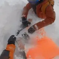 Çığ altında kalan kadın kayakçılar böyle kurtarıldı