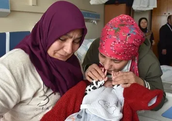 Sivas’ta duygusal anlar! Enkazdan kurtarılan anne ve bebeği 21 gün sonra kavuştu