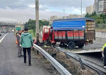 TEM'de kamyonet bariyerlere girdi: 1 yaralı