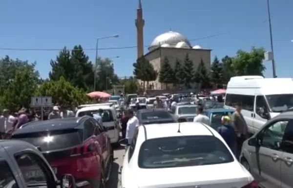 dunyanin-dort-bir-yanindan-geliyorlar-ucurumun-ucundaki-turbe-1680081799919.jpg Dünyanın dört bir yanından geliyorlar! Araçların ucu bucağı yok | İşte uçurumun ucundaki türbe - 4