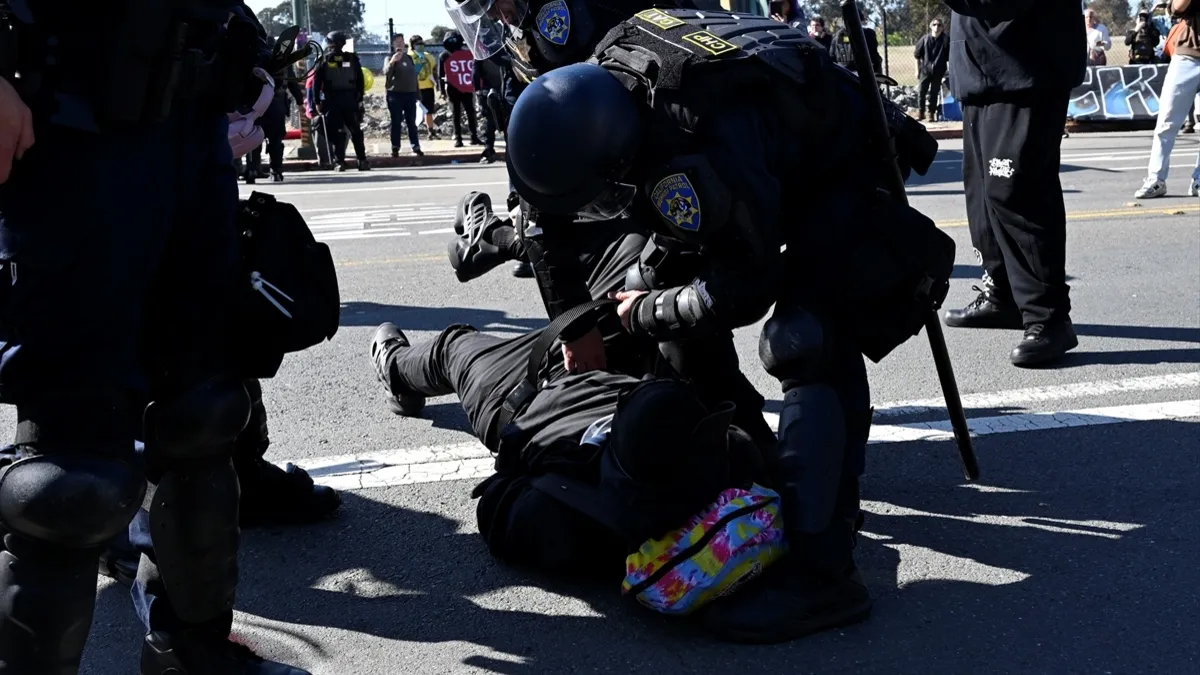 ABD'de polis ve öğrenciler karşı karşıya geldi! ICE karşıtı protestocular Sahil Güvenlik Adası'nın girişini kapattı