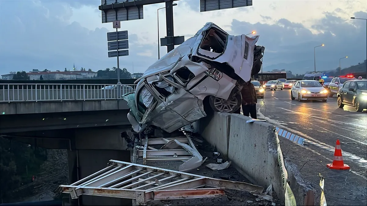 İzmir'de freni boşalan TIR köprüden aşağı düştü! 3 kişi yaralandı
