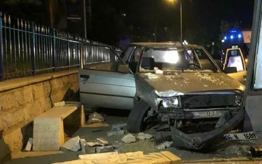Başkent’te otomobil reklam panosuna çarptı: 1 yaralı - 1