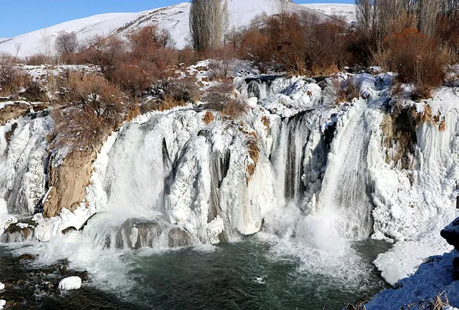 Van’da bulunan Muradiye Şelalesi dondu fotoğraf için akın ettiler - 3