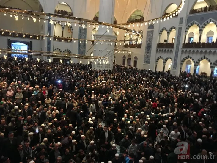 Büyük Çamlıca Camii'nde tarihi kalabalık!