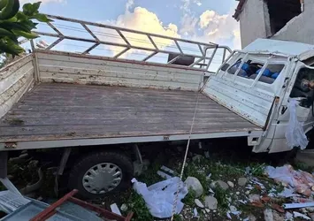 Kontrolden çıkan kamyonet eve çarptı: 1 ölü