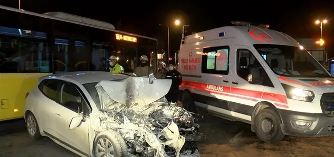 Kadıköy’de İETT otobüsüne çarpan otomobilin sürücüsü yaralandı