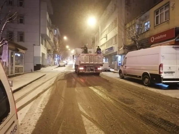 Tekirdağ’da karlı yolda sürücülerin zor anları - 4