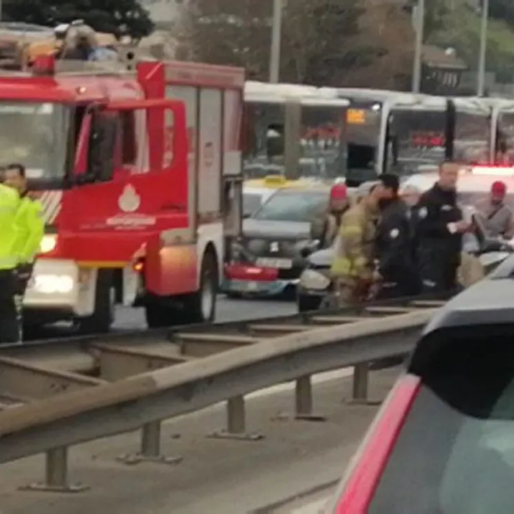 Köprüde zincirleme kaza: Trafik kilitlendi