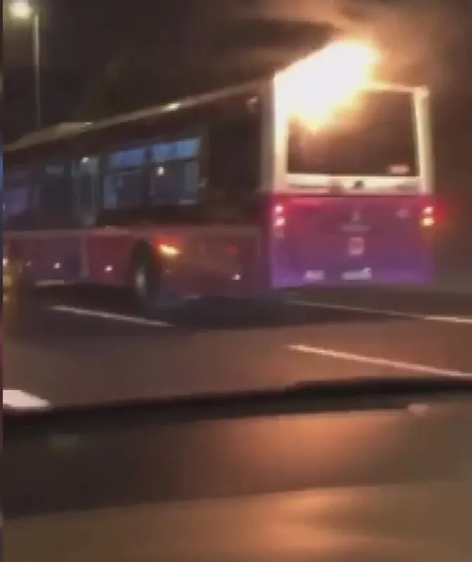 İstanbul’da trafikte şoke eden görüntü! Alev alan yolcu otobüsü yoluna devam etti