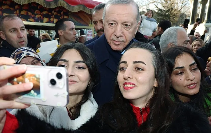 Başkan Erdoğan İstanbul’da! Sultanhahmet’te vatandaşların kandilini kutladı