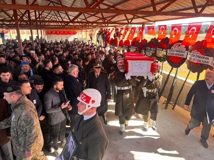 Türkiye şehitlerini uğurluyor! Tabutunun başında gözyaşları sel oldu | Bu acıya yürek dayanmaz