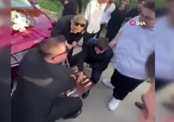 Damatların biri terledi diğeri sevindi