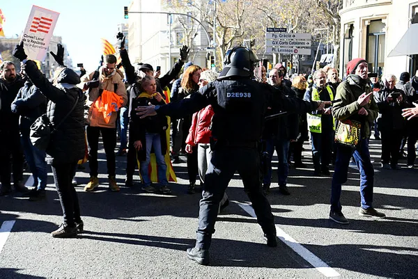 Paris ve Londra alev alev! Binlerce kişi protesto için sokaklara indi! Hedeflerinde emeklilik reformu ve maaş artışı var...