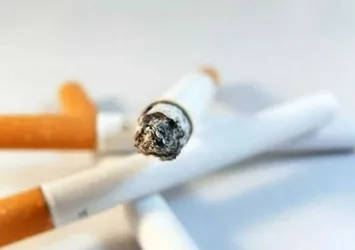 Çocuğu sigara içen ebeveynler yandı: İspanya'da 100 avroya kadar para cezası!