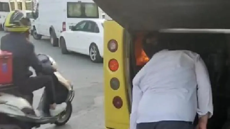 İstanbul’da İETT şoförü otobüsün yanan motorunu üfleyerek söndürmeye çalıştı