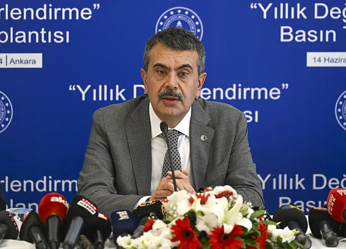 milli-egitim-bakani-yusuf-tekinden-uygunsuz-kiyafet-gerginligine-iliskin-flas-aciklama-yasanmasini-istemedigim-1718364510316.jpg Milli Eğitim Bakanı Yusuf Tekin'den uygunsuz kıyafet gerginliğine ilişkin flaş açıklama: Yaşanmasını istemediğimiz bir olaydı gereken yapılacak - 3
