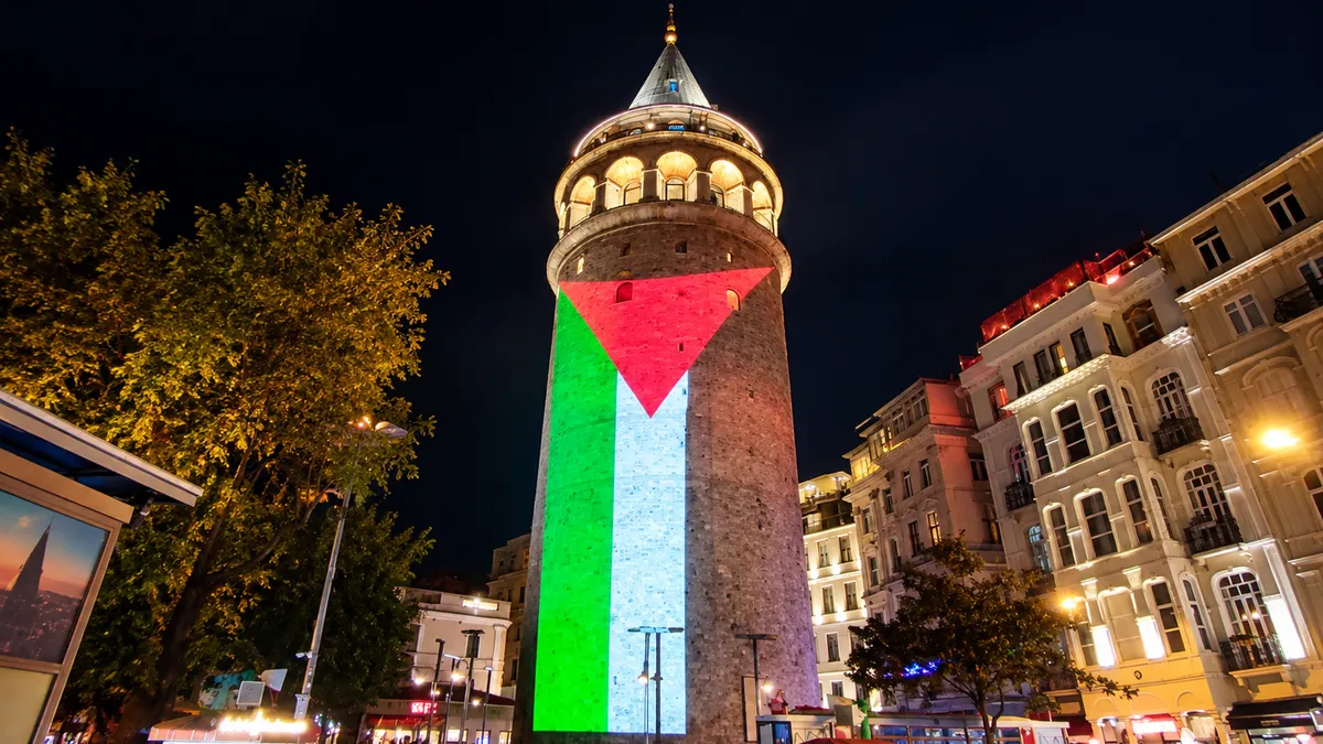 Galata Kulesi Filistin bayrağının renklerine büründü