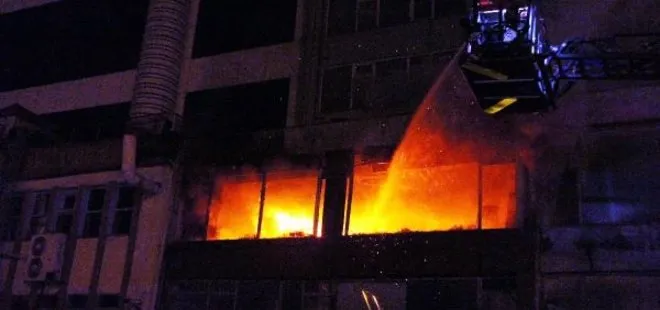 İstanbul’da korkutan görüntü! Güçlendirme için boşaltılan iş merkezinde yangın