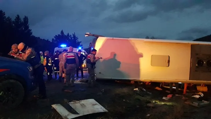 Erzincan Refahiye’de yolcu otobüsü devrildi!