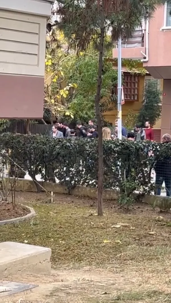 maltepede-gozu-donen-baba-hem-kendine-hem-de-cocuguna-bicak-dayadi-1668951612521.jpg Maltepe’de gözü dönen baba hem kendine hem de çocuğuna bıçak dayadı - 4