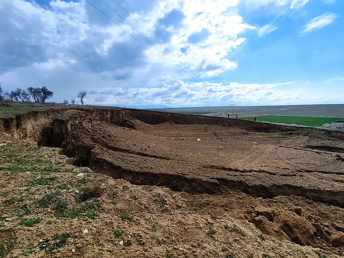 nigdede-patates-deposunda-gocuk-olu-ve-yaralilar-var-1712580342669.jpg Niğde'de patates deposunda göçük! Yüksek basınçla işçiler dışarıya fırladı! Ölü ve yaralılar var...